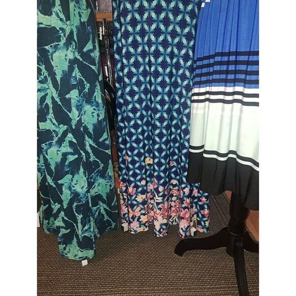 Spring Sale! Lot 32 Size Large - 2 dresses and 1 skirt-tank-sweater - Picture 5 of 12
